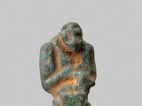 Aeg F 117  Aeg F 117, 26.Dynastie bis römische Zeit, Isis lactans, Dunkelgrüne Fayence, H 2,3 cm, B 1,0 cm, T 1,1 cm : Bestandskatalog Ägypten, Museumsfoto: Claus Cordes